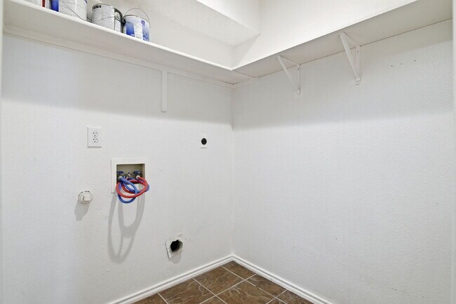 Building Photo - Modern Living Near UTSA/USAA: Quiet Cul-de-Sac with BONUS Space