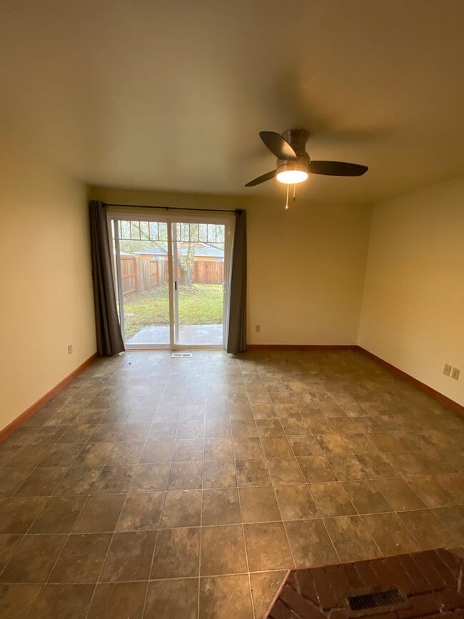 Building Photo - Spacious 4 Bedroom House in South Town!