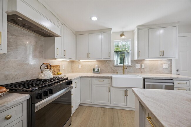 Building Photo - 1410 E 32nd 1/2 St