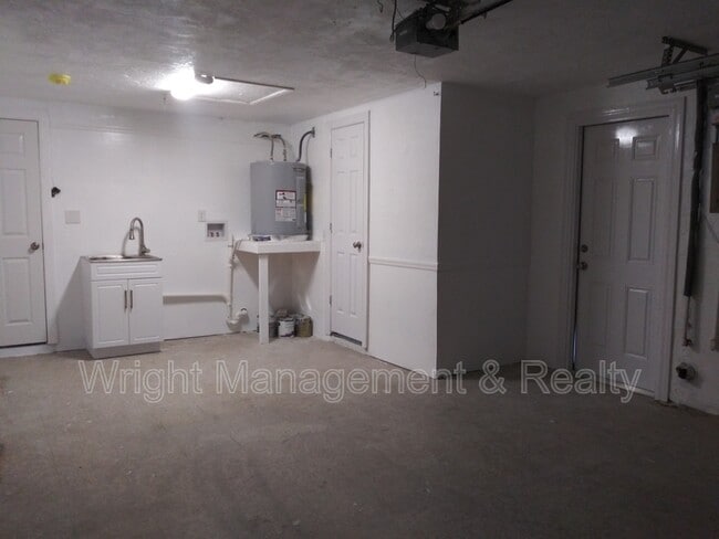 Building Photo - 3233 Finch Dr