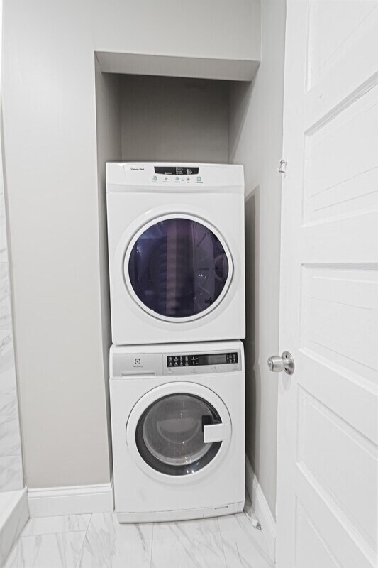 Building Photo - 381 Adams St