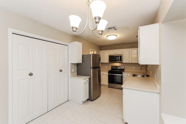 Building Photo - 8815 Roaring Point Dr