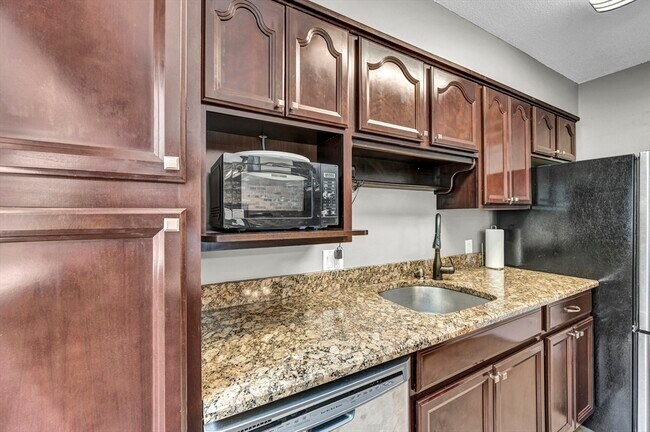 Building Photo - 25 Yorktown Dr