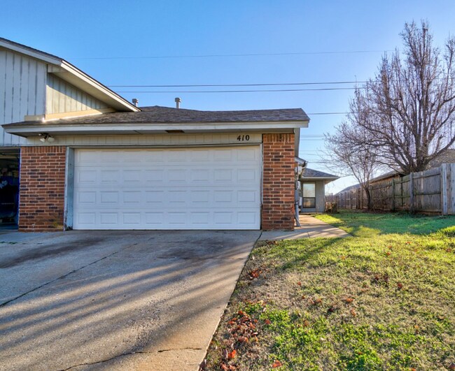 Building Photo - Comfort, Charm & Convenience in This Edmond Duplex