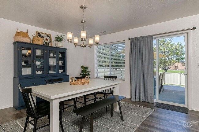 Building Photo - Large 5 Bedroom 3 Bath Home in Meridian _ Dog Friendly!