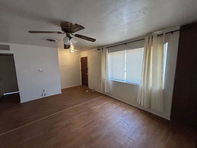 Building Photo - Spacious 4 bedroom, 2 bathroom home locate...
