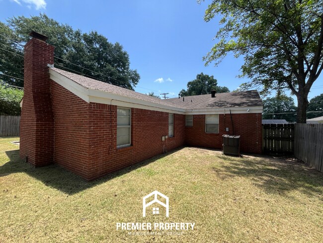 Building Photo - 3BR/1.5BA Memphis Rental with Tile Flooring, Brick Fireplace & Fenced Yard