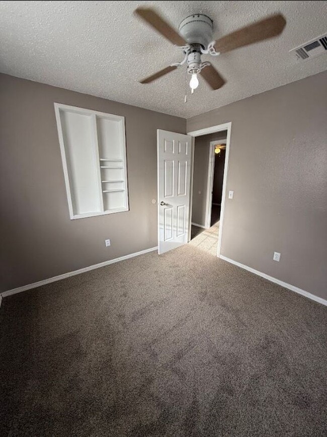 Building Photo - 4 BedroomHome Available!