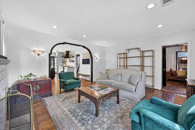 Building Photo - 304 Appian Way