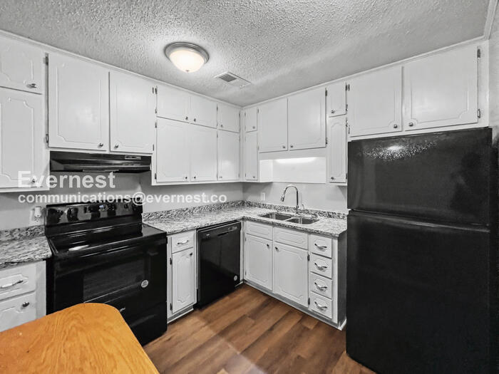 Building Photo - 3032 Summit Ridge Dr