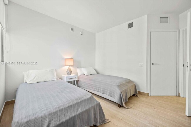 Building Photo - 1300 Brickell Bay Dr