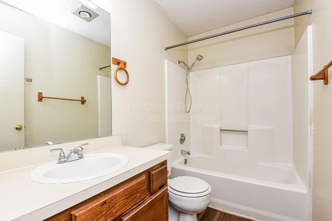 Building Photo - 5919 Shadydell Dr