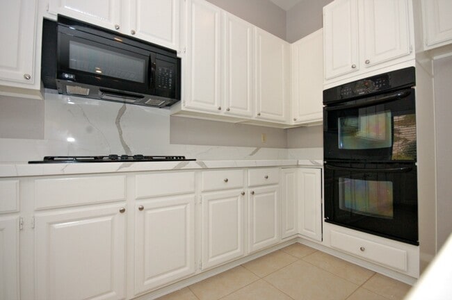 Building Photo - Lovely 3BR/2.5BA Home with Gorgeous Featur...