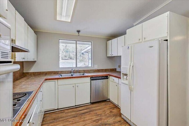 Building Photo - 4750 Old Canton Rd