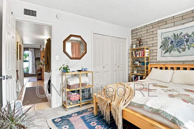 Building Photo - 1811 N Meadow Lark Dr
