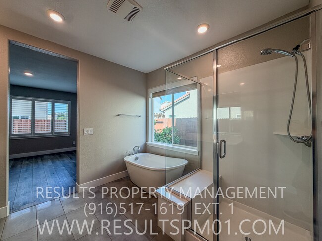 Building Photo - 587 River St