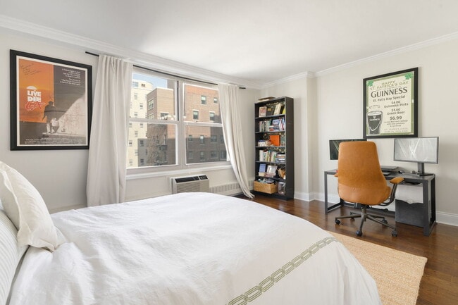 Building Photo - 3900 N Lake Shore Dr