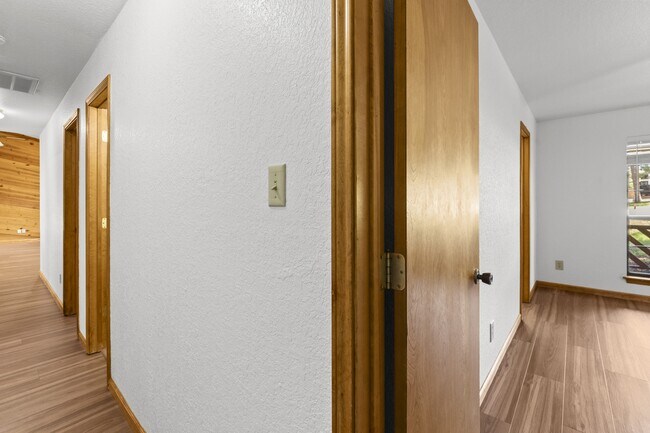 Building Photo - 103 E Miller Ct