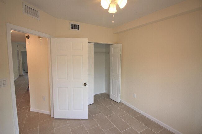 Building Photo - 1145 Golden Lakes Blvd