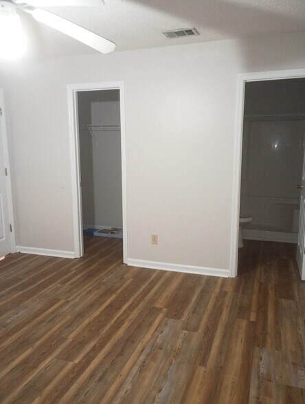 Building Photo - 211 Edgewater Rd