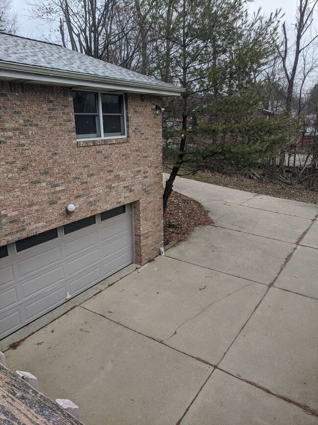 Building Photo - *****Huge 4 bedroom, 3 full bath home FOR ...