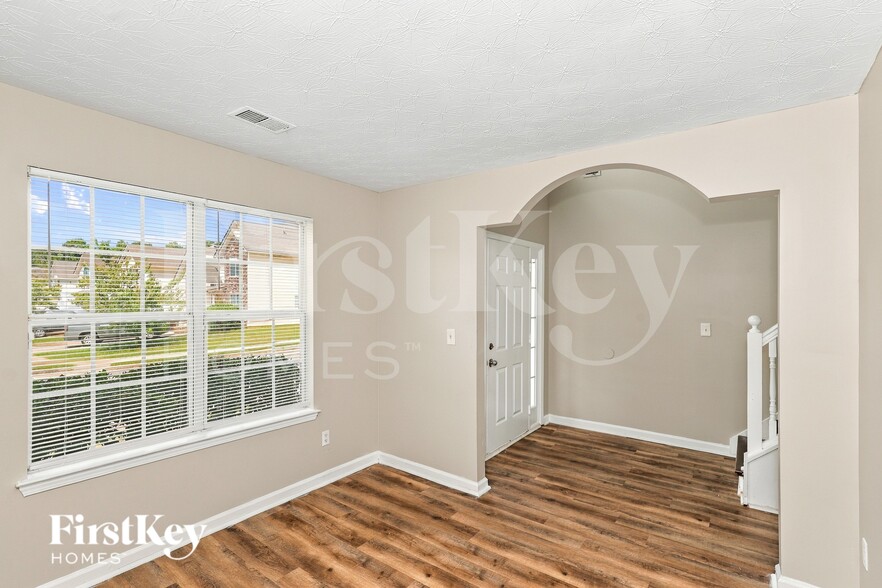 Building Photo - 2896 Two Lakes Cir