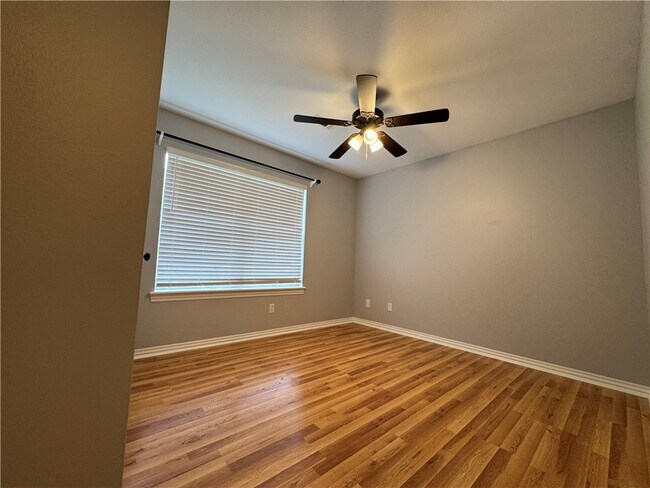 Building Photo - 4905 Hawthorne Way