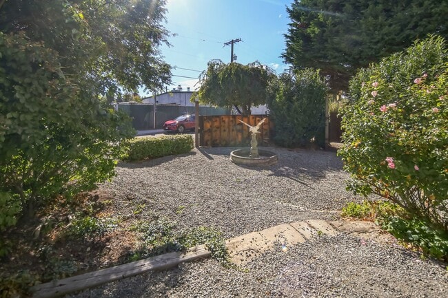 Building Photo - 1040 S Elmgrove St