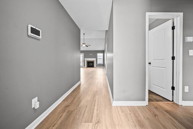 Building Photo - Pet Friendly Three Bedroom!