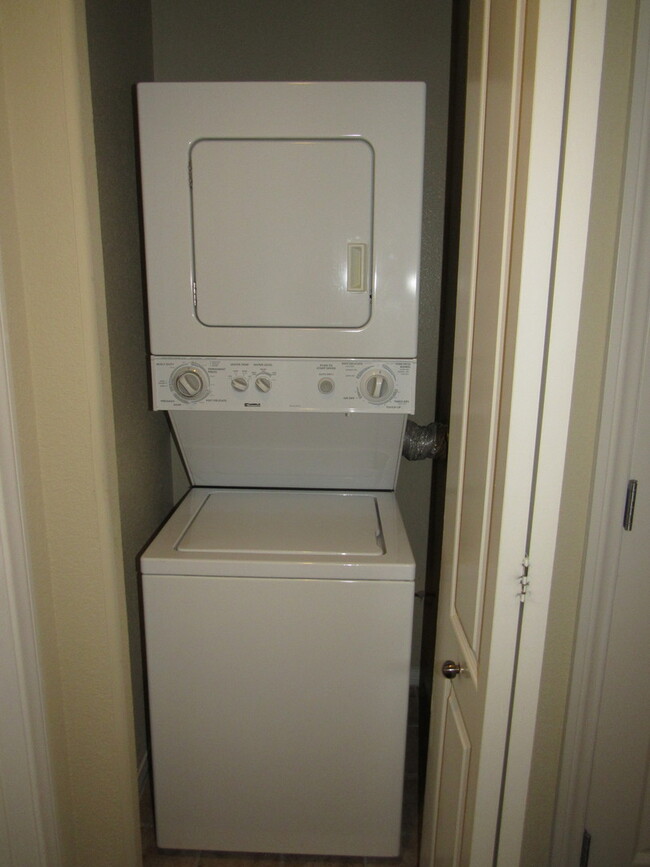 Building Photo - COZY 1 BEDROOM CONDO