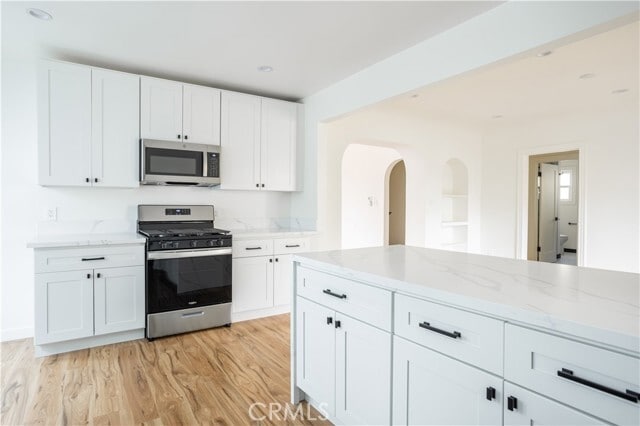 Building Photo - 738 S Stanley Ave