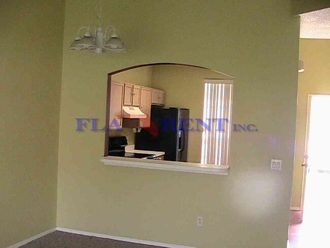 Building Photo - 3 BEDROOM / 2 BATH - 2 STORY TOWNHOUSE (SO...