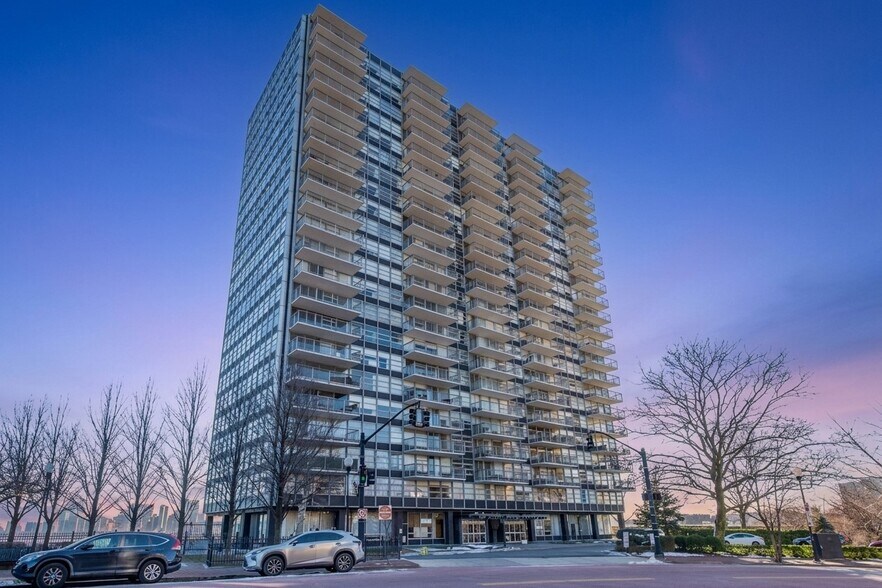 Building Photo - 6050 Boulevard E