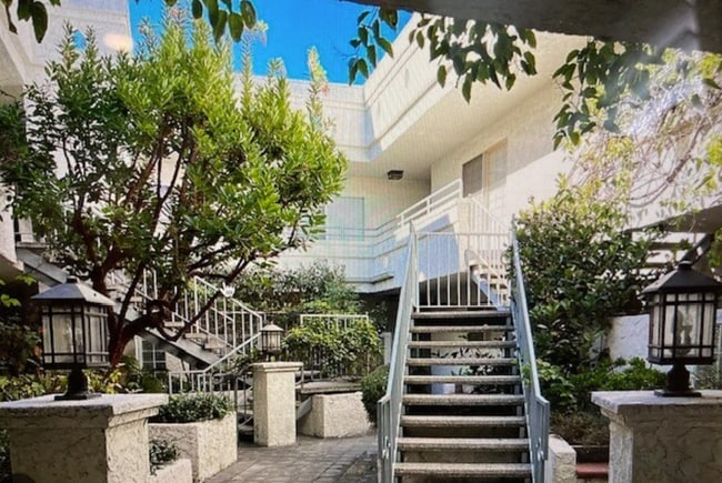 Building Photo - 1741 Granville Ave