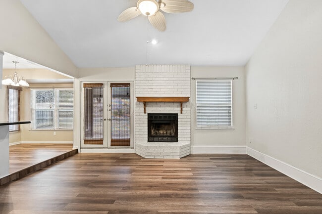 Building Photo - 2413 Phyllis Dr