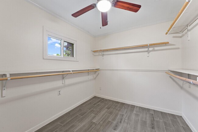 Building Photo - 417 W Hillary Cir