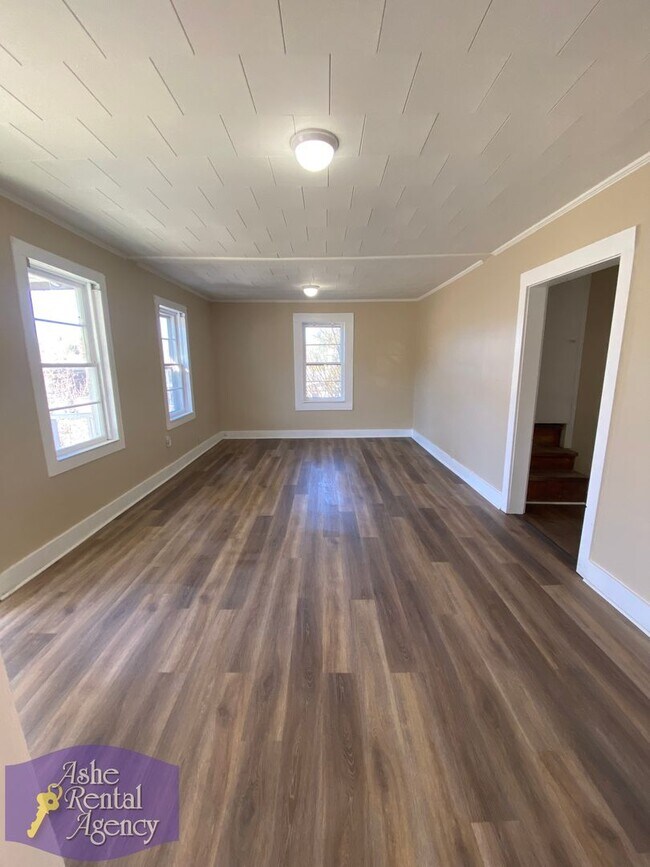 Building Photo - Quaint Cottage Walking Distance to Downtown West Jefferson