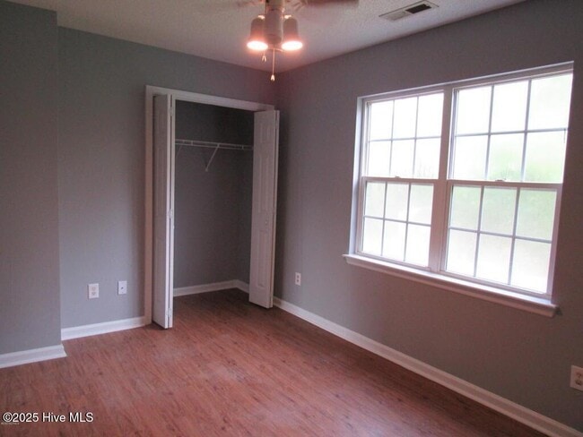 Building Photo - 1073 W Pueblo Dr