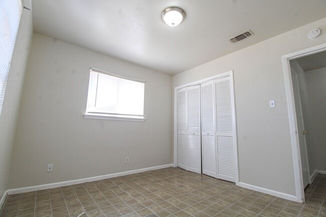 Building Photo - 223 Balboa Dr