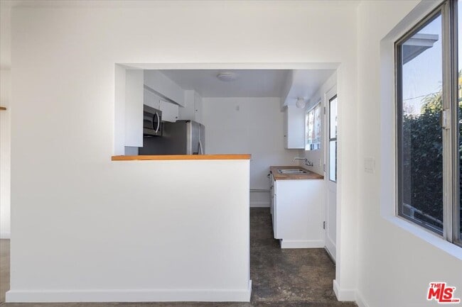 Building Photo - 3171 Silver Lake Blvd