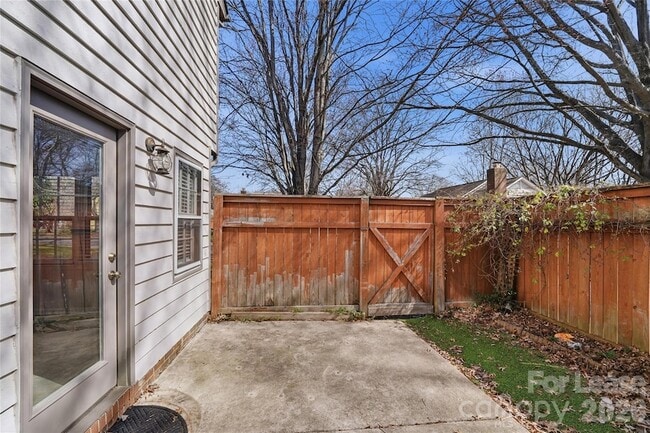 Building Photo - 805 Farm Tree Ln