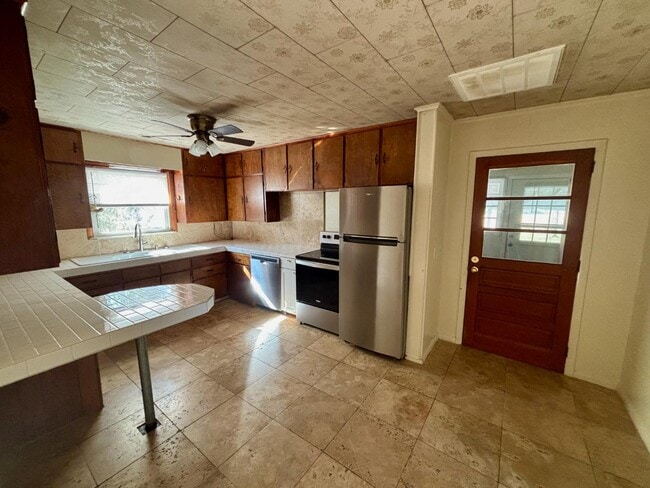 Building Photo - 6919 Deep Springs Rd