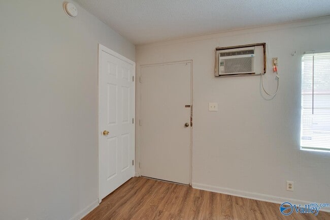 Building Photo - 1328 Oshaughnessy Ave NE