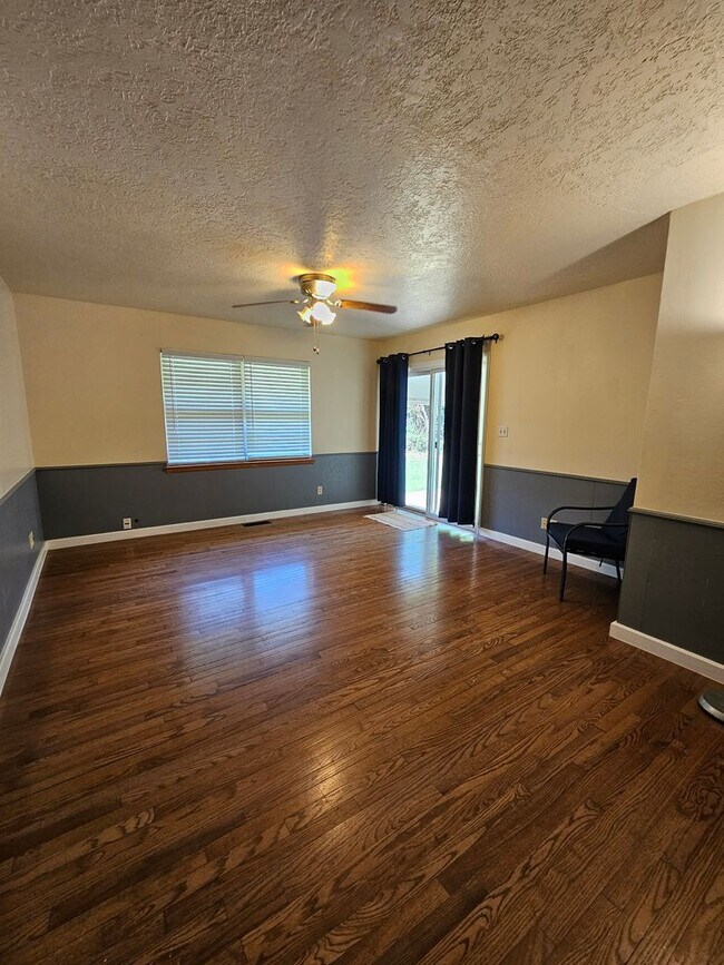 Building Photo - (3) Bed/(2) Bath with Storm Shelter and Mowing Included! Avail NOW!