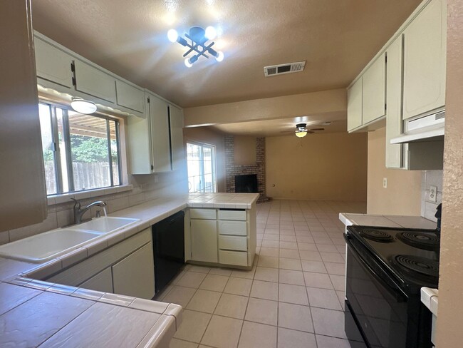 Building Photo - 560 Clover Dr