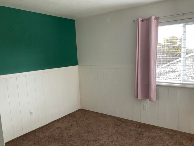 Building Photo - 354 Hazelnut Ln