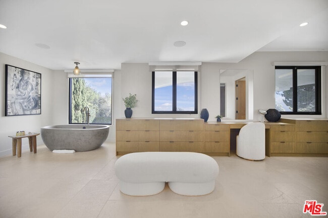 Building Photo - 7212 Mulholland Dr