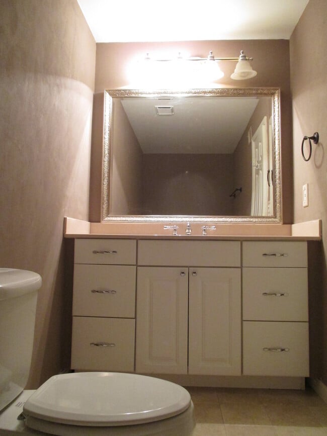 Building Photo - Charming 2 Bedroom/2 Bathroom Apartment in Halethorpe, MD!