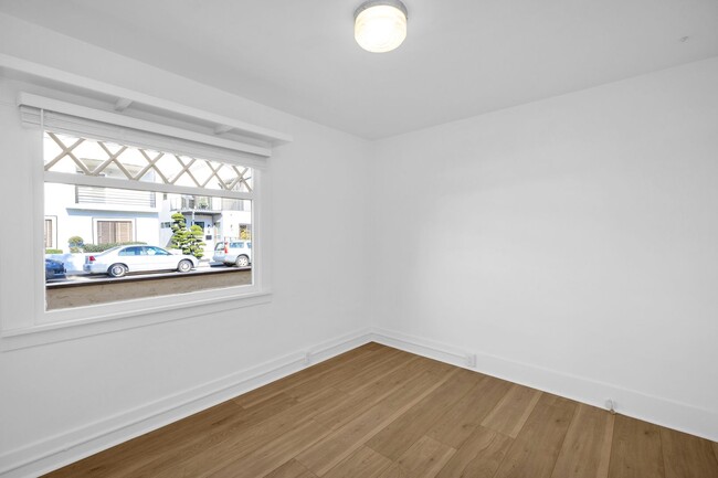 Building Photo - Beautiful bright 2 bedroom in Belmont Shore!