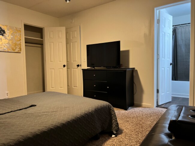 Building Photo - 810 Hillmore Dr